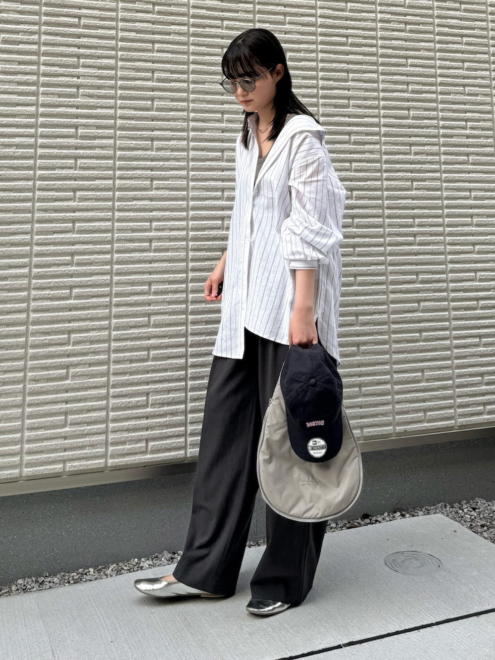 「春夏コーデ、シンプルコーデ、プチプラ、モノトーン、大人カジュアル、きれいめカジュアル、リネン、リネンシャツ、ストライプ、スクエアトゥ、シルバー、メガネ女子、韓国ファッション、お出かけコーデ、休日スタイル」｜「ikkaのフレンチリネンMIX長袖シャツ（シャツ/ブラウス、ホワイト系）」を使った、pearn0さん（レディース・160cm）の春コーディネートの2枚目の写真