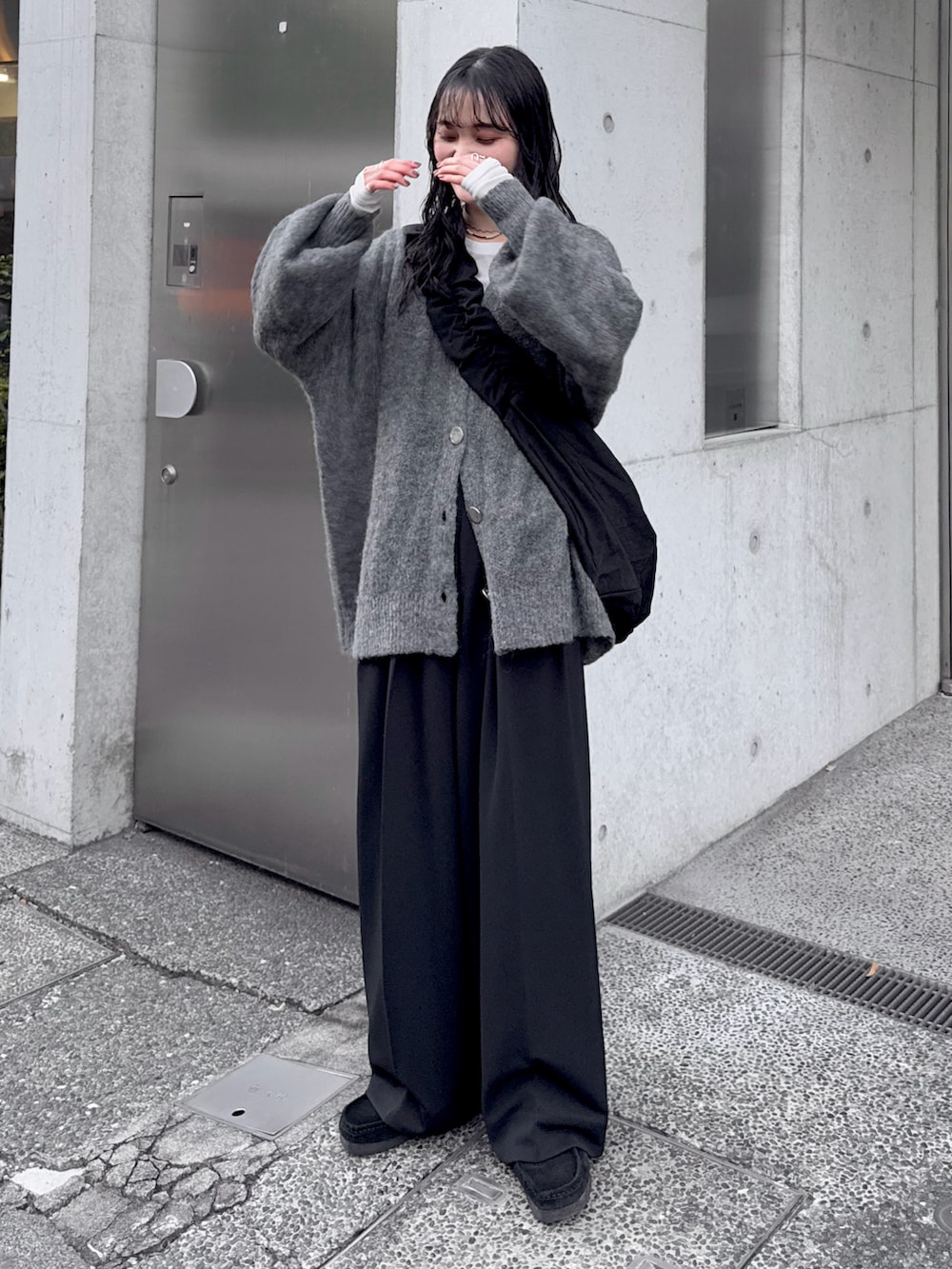 グレー系のカーディガン/ボレロ、ホワイト系のTシャツ/カットソー、ブラック系のその他パンツを着用したレディースの冬コーディネートの2枚目の写真