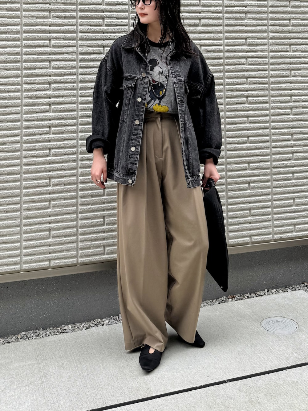 ブラック系のデニムジャケット、グレー系のTシャツ/カットソー、グリーン系のチノパンツを着用したレディースの秋コーディネートの2枚目の写真