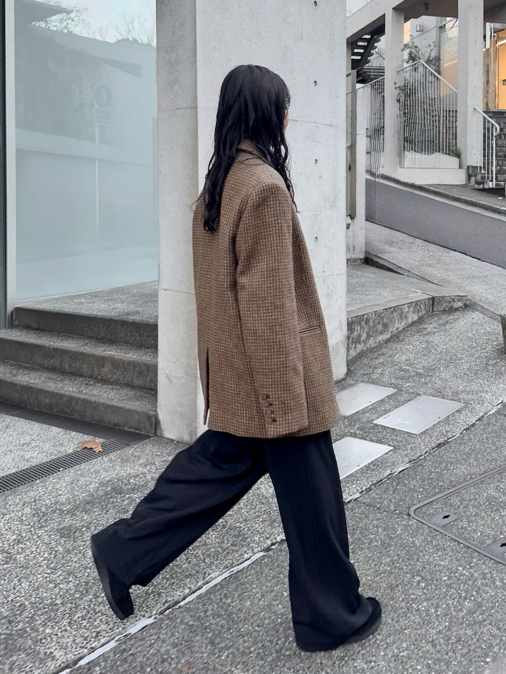 イエロー系のテーラードジャケット、グレー系のカーディガン/ボレロ、ホワイト系のTシャツ/カットソーを着用したレディースの冬コーディネートの3枚目の写真