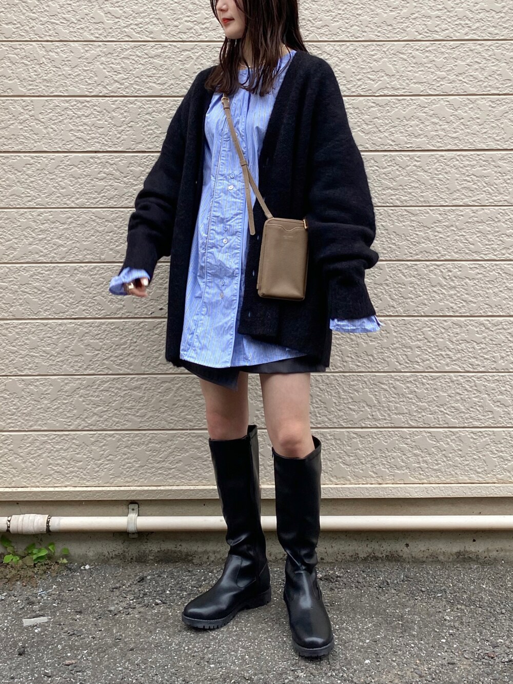 「大人カジュアル、きれいめカジュアル、カーディガン、ニットカーディガン、ストライプシャツ、ハーフパンツ、ショートパンツ、ブーツ、ロングブーツ、ショルダーバッグ、スクエアバッグ、シンプルコーデ、PR」｜「menueのボリュームヒールロングブーツ（ブーツ、ブラック系）」を使った、pearn0さん（レディース・160cm）の秋コーディネートの3枚目の写真