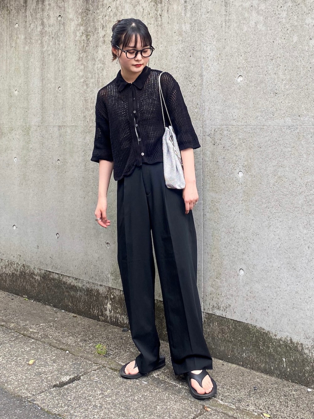 「WEARyouthコーデ、休日スタイル、レイヤードスタイル、モノトーン、モード、シンプルコーデ、メガネ女子、プチプラ、ショルダーバッグ、韓国ファッション、カーディガン、セットアップ、夏コーデ、お出かけコーデ、きれいめカジュアル」｜「LOWRYS FARMのメッシュポロカーディガン　278727（カーディガン/ボレロ、ブラック系）」を使った、pearn0さん（レディース・160cm）の夏コーディネートの2枚目の写真
