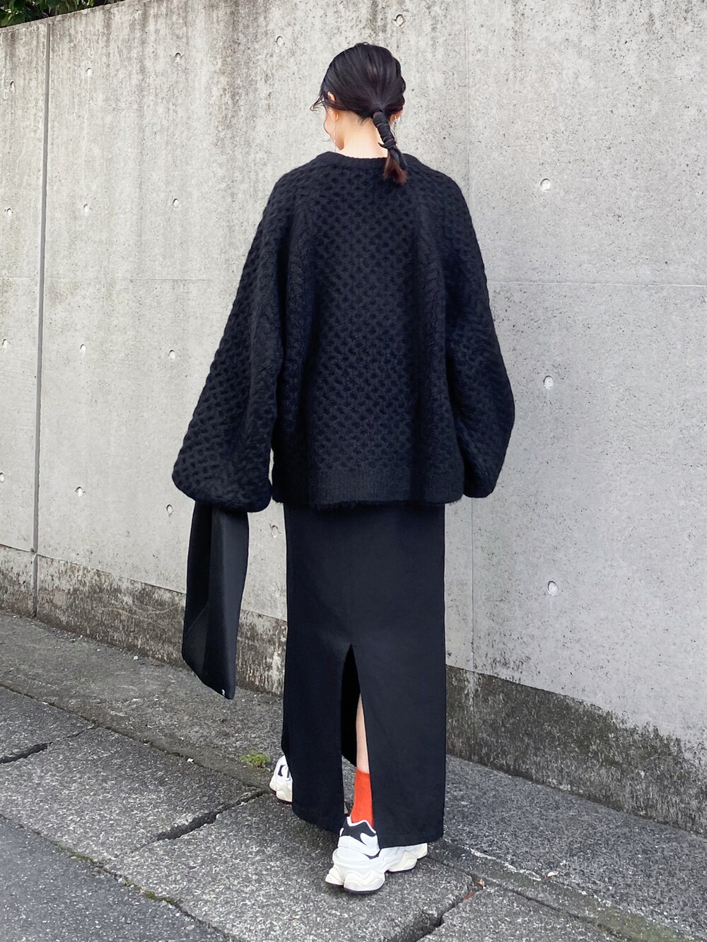 「ファッションを楽しもう、WEARyouthコーデ、休日スタイル、お出かけコーデ、モノトーン、ワントーンコーデ、大人カジュアル、ニット、レイヤードスタイル、ロングスカート、スニーカー、厚底シューズ、トートバッグ、ハンドバッグ、ビッグシルエット」｜「select MOCA by sonのオーバーサイズハニカムニット（ニット/セーター、ブラック系）」を使った、pearn0さん（レディース・160cm）の秋コーディネートの2枚目の写真