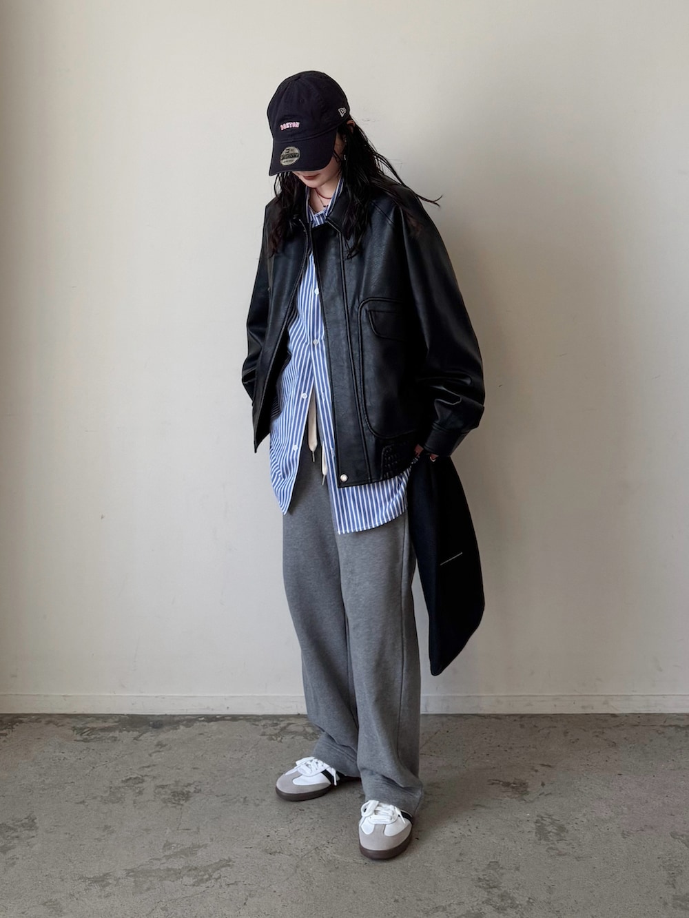 ブラック系のブルゾン、ブルー系のシャツ/ブラウス、グレー系のスウェットパンツを着用したレディースの冬コーディネートの2枚目の写真