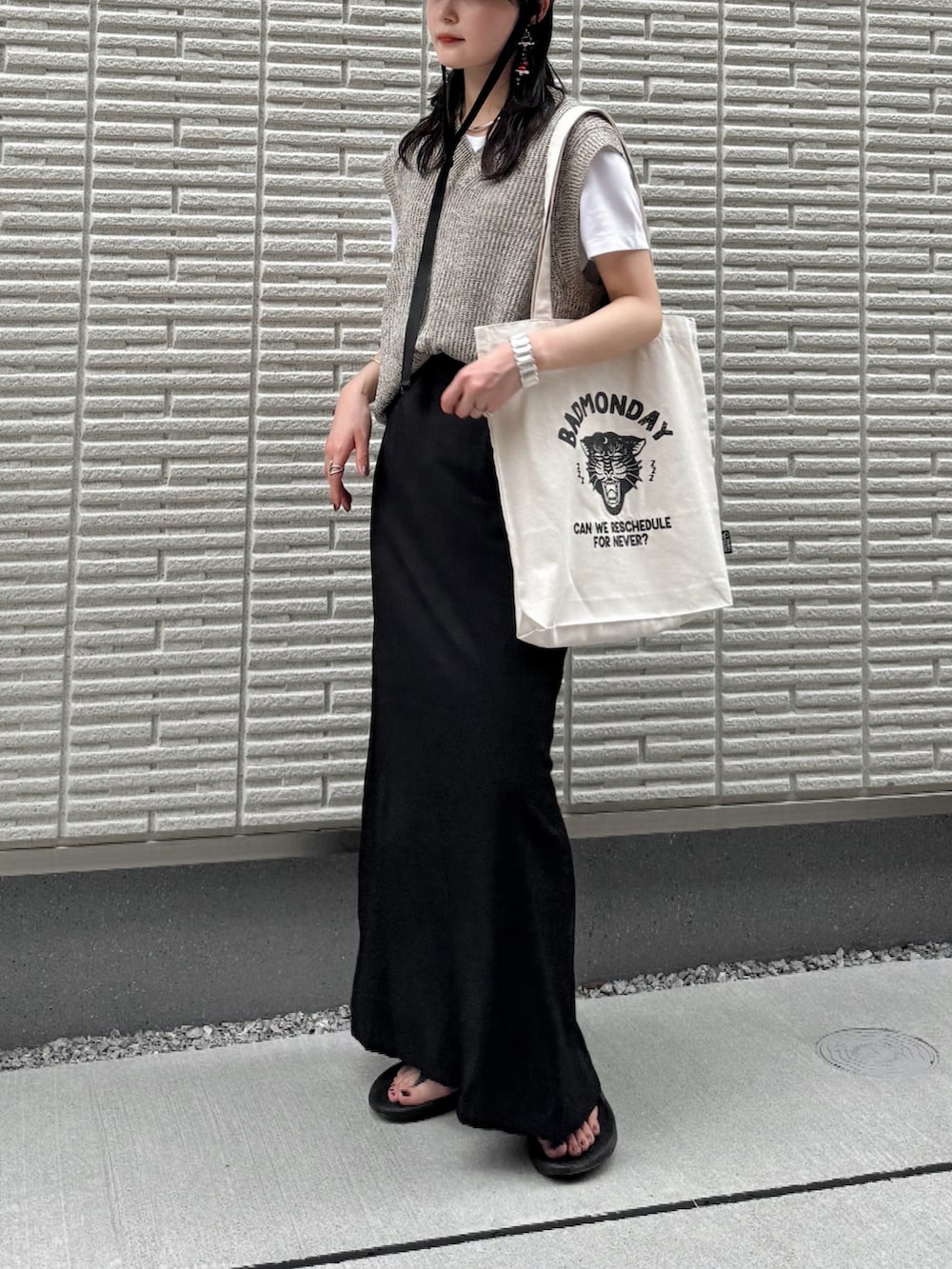 「プチプラ、モノトーン、レイヤードスタイル、白Tシャツ、ベスト、ロングスカート、トートバッグ、キャップ、サンダル、休日スタイル、お出かけコーデ、シンプルコーデ、シンプル、アウトドアスタイル、韓国ファッション」｜「GUのアイテム（ベスト、ベージュ系）」を使った、pearn0さん（レディース・160cm）の夏コーディネートの3枚目の写真
