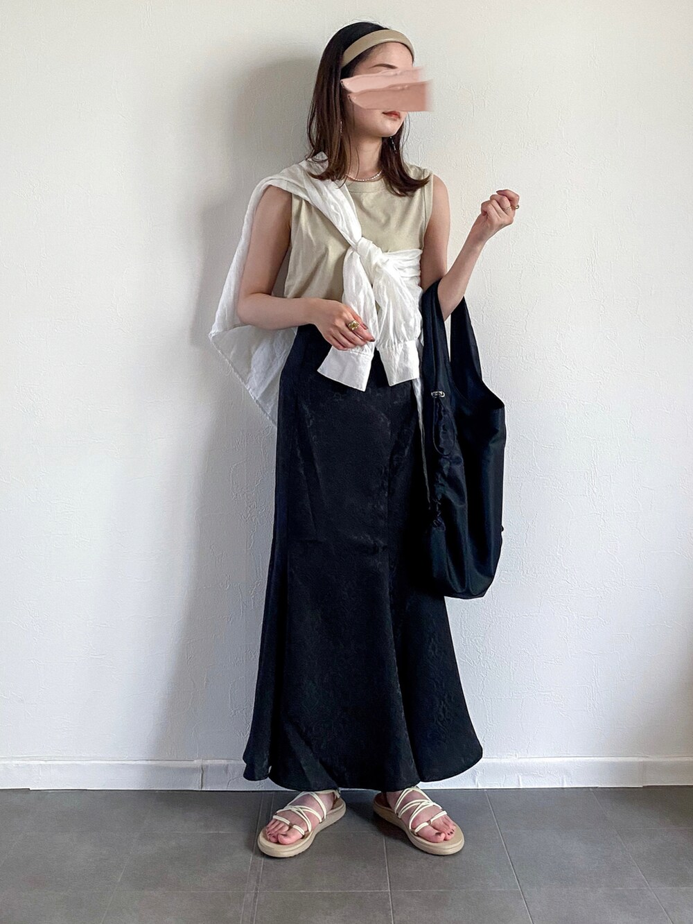 ブラック系のスカート、ホワイト系のTシャツ/カットソー、ホワイト系のシャツ/ブラウスを着用したレディースの夏コーディネートの2枚目の写真