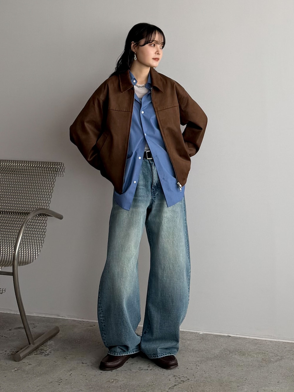 ホワイト系のTシャツ/カットソー、ブルー系のシャツ/ブラウス、ブラウン系のブルゾンを着用したレディースの冬コーディネートの2枚目の写真