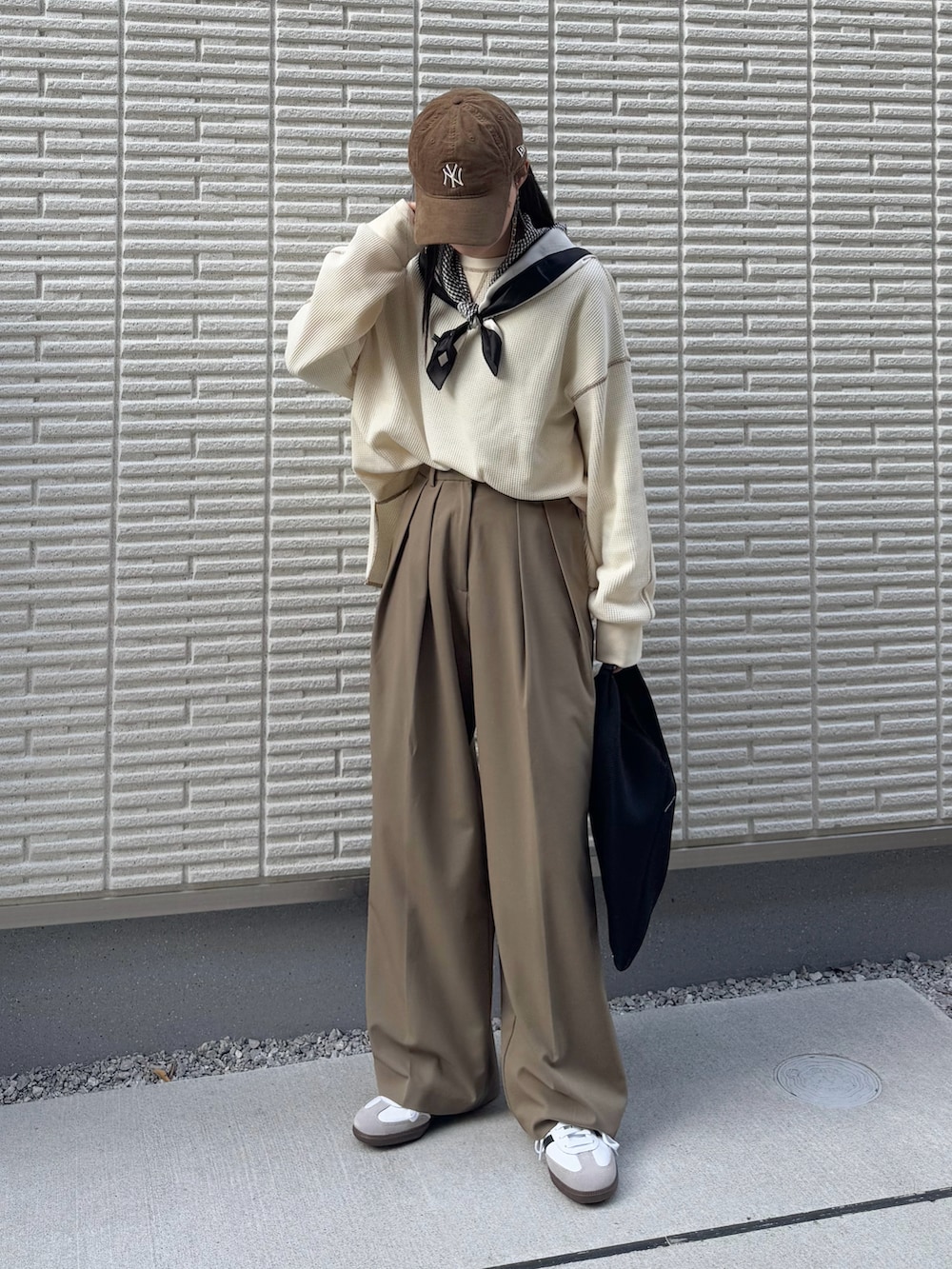 「シンプルコーデ、淡色コーデ、ワントーンコーデ、ロンT、ワイドパンツ、スラックス、スカーフ、スニーカー、キャップ、プチプラ、お出かけコーデ、休日スタイル」｜「Javaの【1月下旬再入荷】《JaVaジャバ 別注》シンプルなのに格上げ。2way配色ワッフルロンTee（Tシャツ/カットソー、ホワイト系）」を使った、pearn0さん（レディース・160cm）の冬コーディネートの2枚目の写真