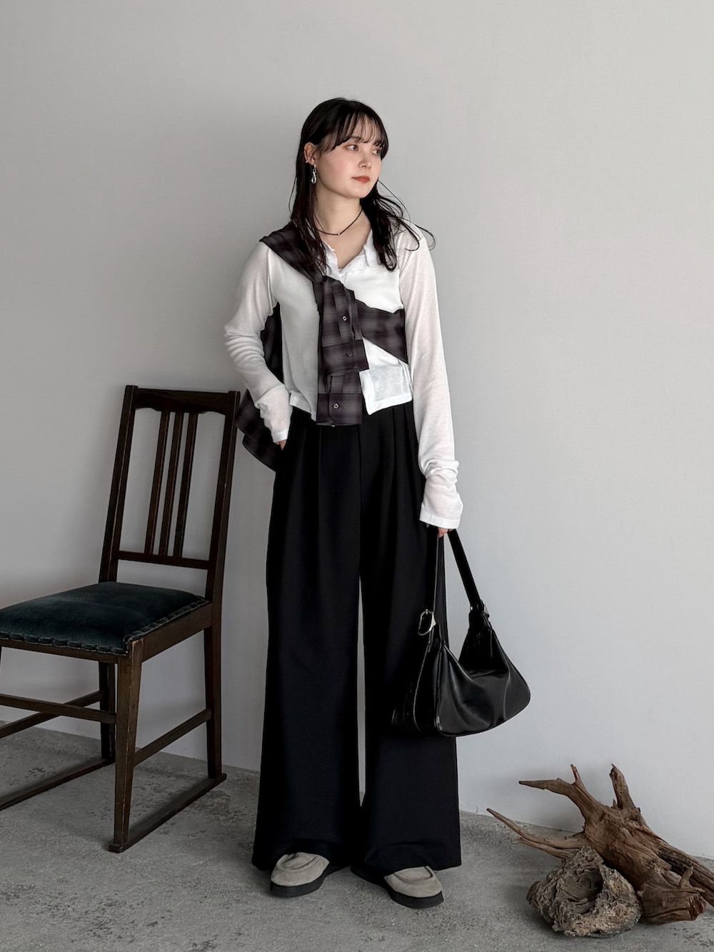 ホワイト系のカーディガン/ボレロ、ブラウン系のシャツ/ブラウス、ブラック系のスラックスを着用したレディースの春コーディネートの2枚目の写真