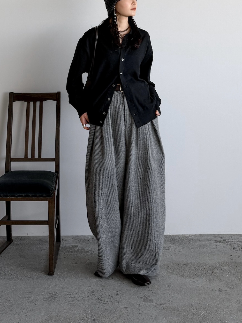 グレー系のシャツ/ブラウス、グレー系のスラックス、ブラウン系のショルダーバッグを着用したレディースの冬コーディネートの2枚目の写真