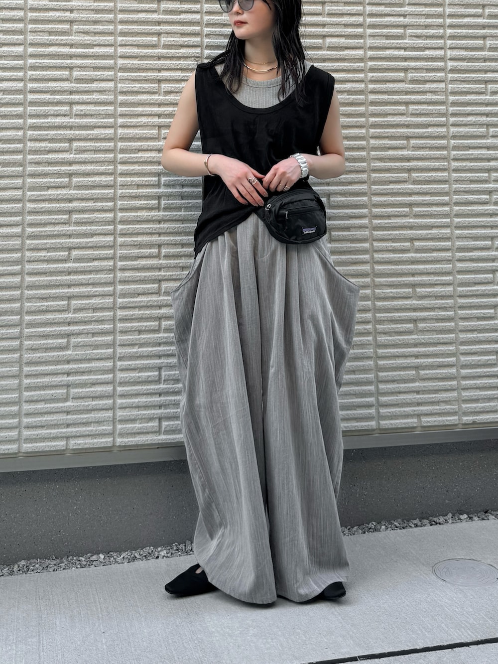 ブラック系のTシャツ/カットソー、グレー系のタンクトップ、グレー系のその他パンツを着用したレディースの夏コーディネートの3枚目の写真