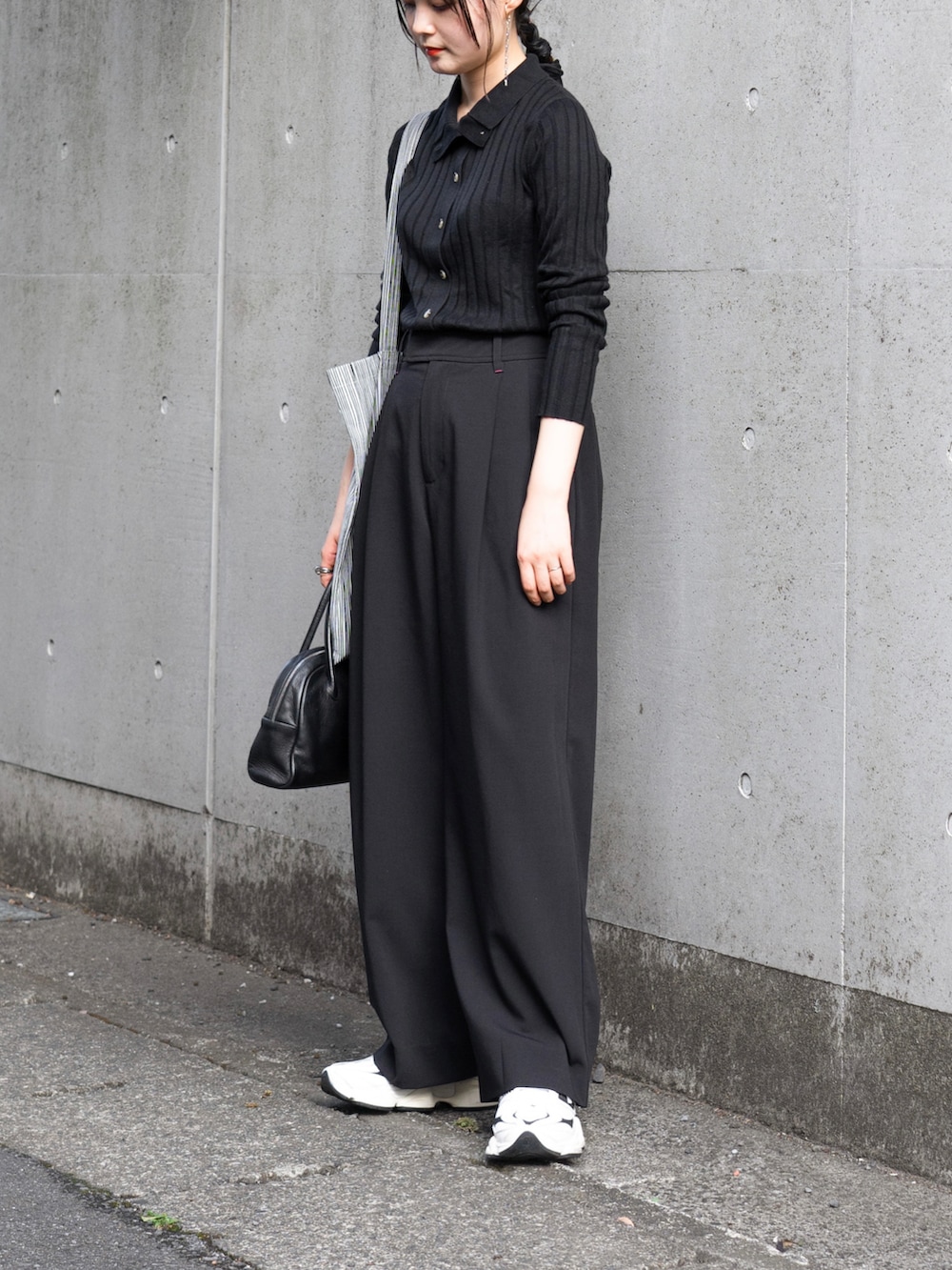 ブラック系のニット/セーター、ブラック系のその他パンツ、ブラック系のショルダーバッグを着用したレディースの秋コーディネートの2枚目の写真