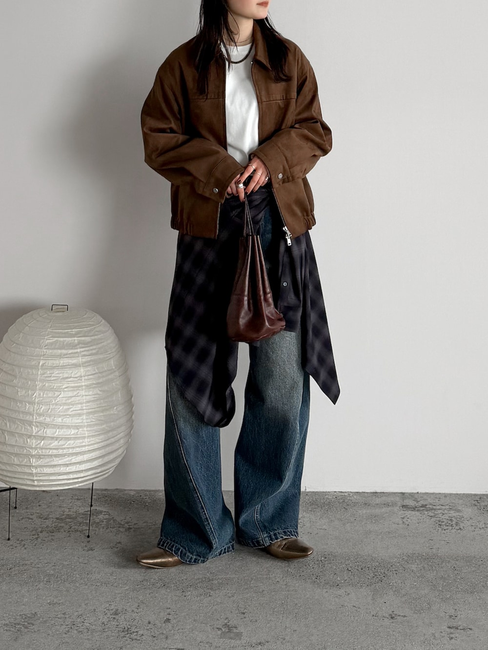 ホワイト系のTシャツ/カットソー、グレー系のシャツ/ブラウス、ブラウン系のブルゾンを着用したレディースの冬コーディネートの2枚目の写真