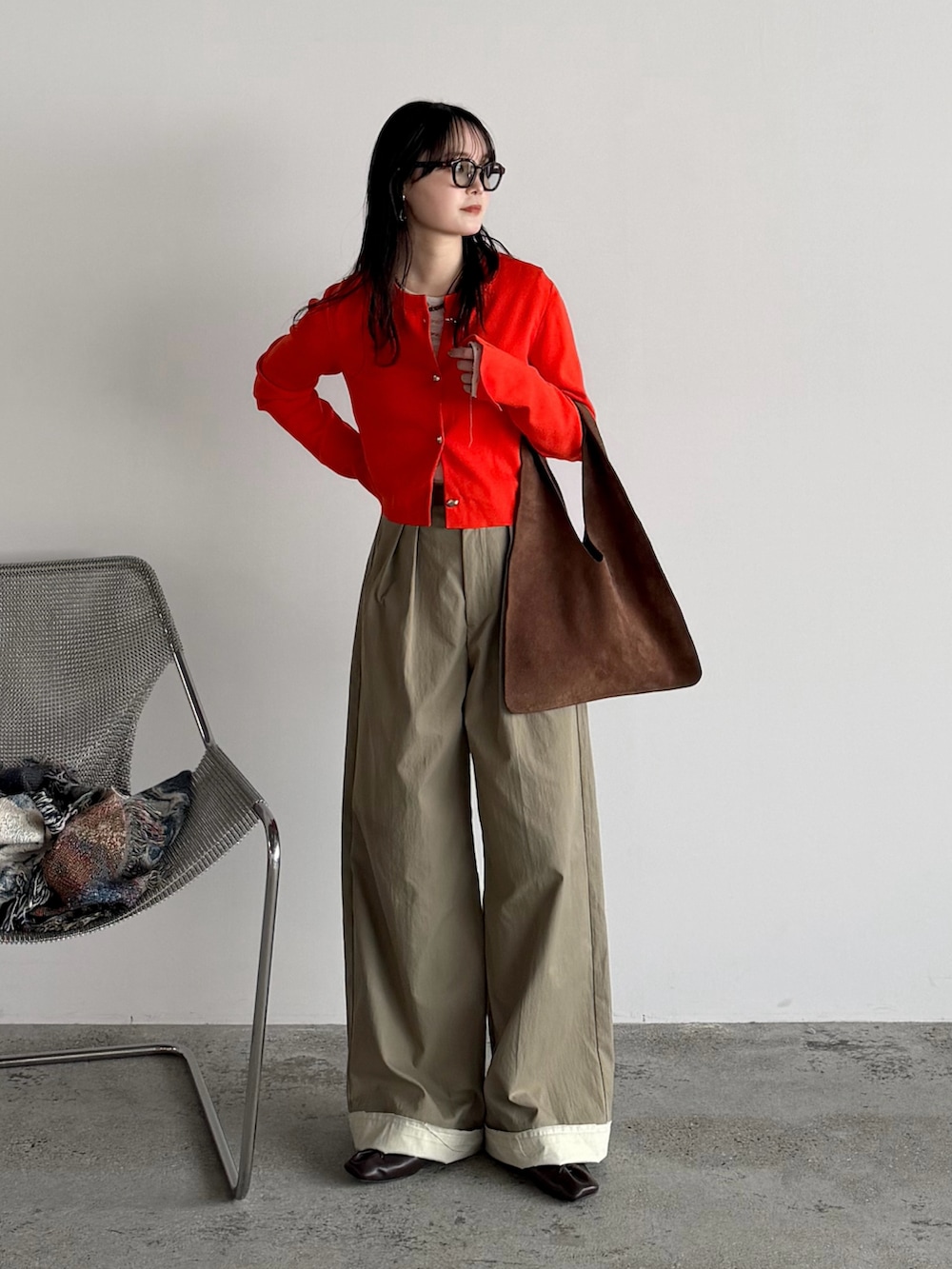 ブラウン系のその他シューズ、ベージュ系のスラックス、レッド系のカーディガン/ボレロを着用したレディースの春コーディネートの2枚目の写真