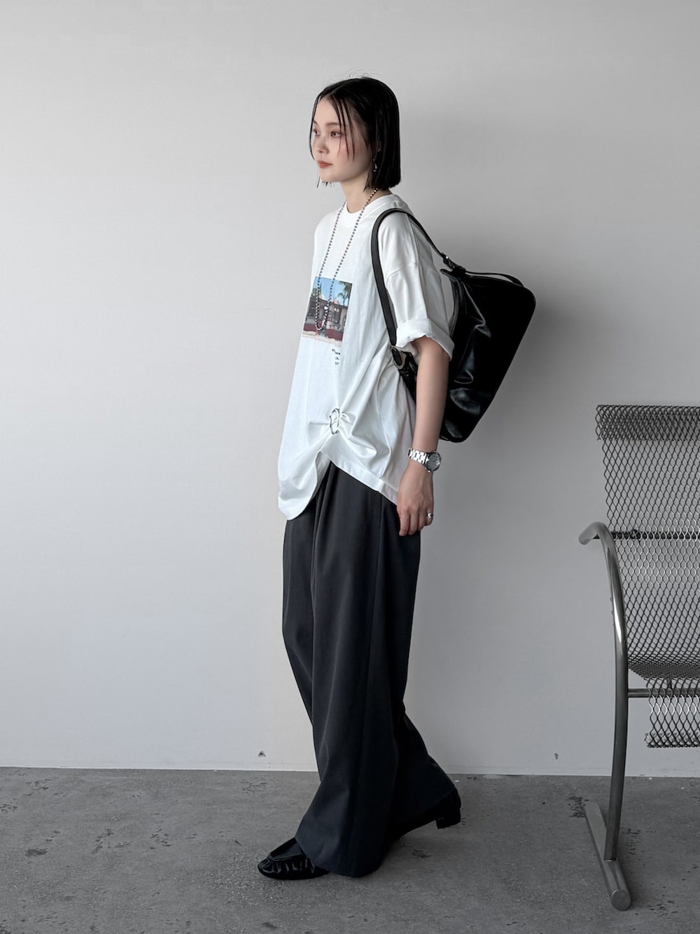 ホワイト系のTシャツ/カットソー、グレー系のスラックス、ブラック系のローファーを着用したレディースの夏コーディネートの2枚目の写真