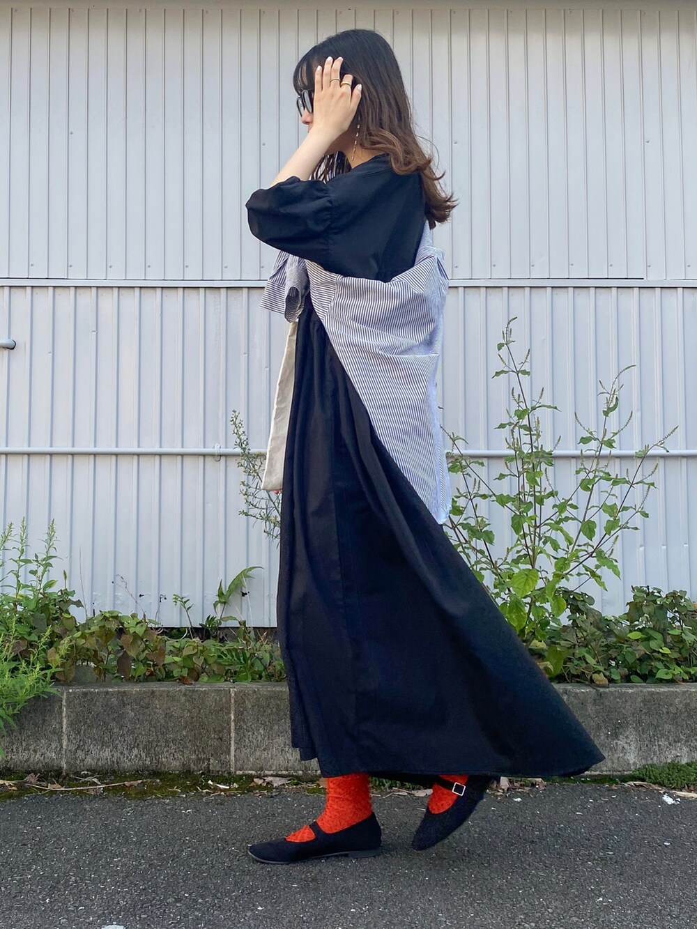 ブラック系のワンピース、グレー系のシャツ/ブラウス、ホワイト系のトートバッグを着用したレディースの秋コーディネートの3枚目の写真