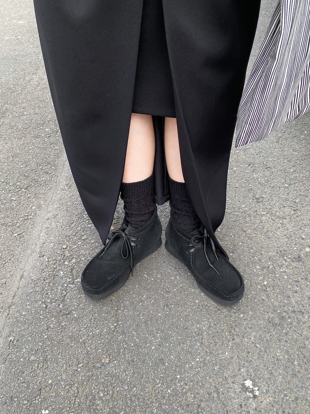 ブラウン系のベスト、ブルー系のシャツ/ブラウス、ブラック系のスカートを着用したレディースの秋コーディネートの2枚目の写真