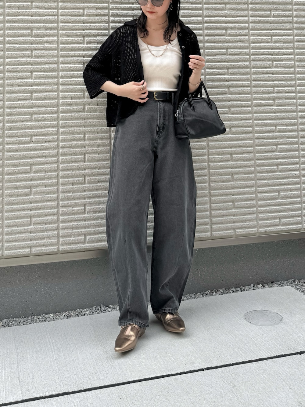「モノトーン、プチプラ、シンプルコーデ、レイヤードスタイル、休日スタイル、お出かけコーデ、メッシュ、カーディガン、デニム、デニムパンツ、夏コーデ、ハンドバッグ、ボストンバッグ、レザーバッグ」｜「LOWRYS FARMのメッシュポロカーディガン　278727（カーディガン/ボレロ、ブラック系）」を使った、pearn0さん（レディース・160cm）の夏コーディネートの2枚目の写真