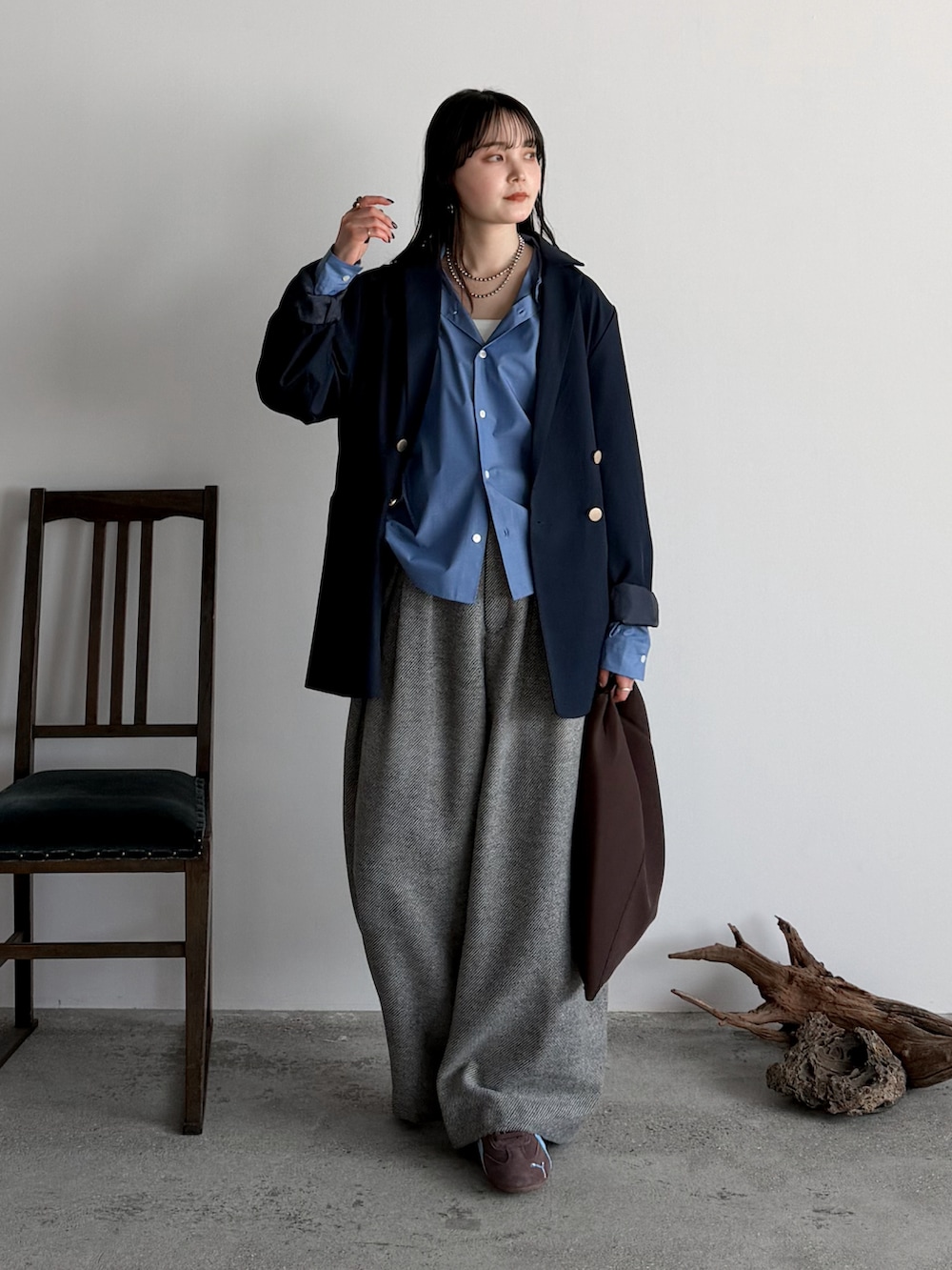 ブルー系のテーラードジャケット、ブルー系のシャツ/ブラウス、グレー系のスラックスを着用したレディースの春コーディネートの2枚目の写真