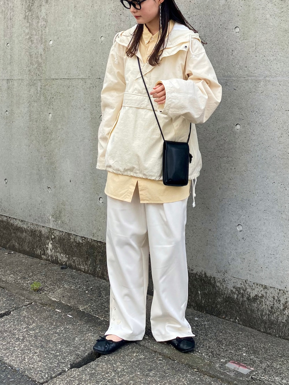 ホワイト系のマウンテンパーカー、イエロー系のシャツ/ブラウス、ホワイト系のその他パンツを着用したレディースの春コーディネートの2枚目の写真