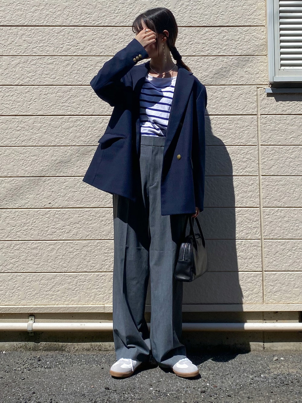 ブルー系のテーラードジャケット、ブルー系のTシャツ/カットソー、グレー系のスラックスを着用したレディースの秋コーディネートの2枚目の写真