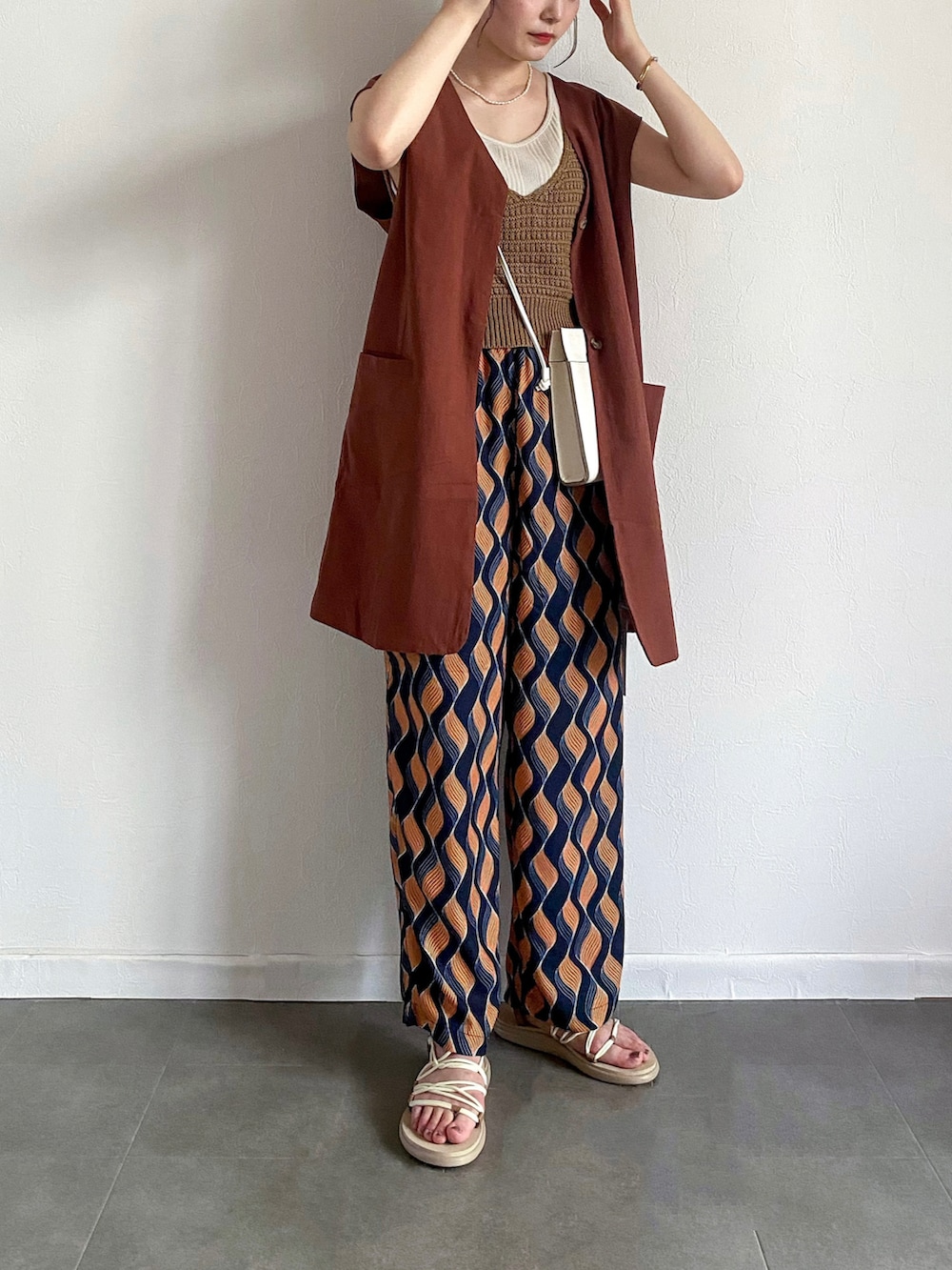 ブラウン系のベスト、ホワイト系のTシャツ/カットソー、ブルー系のその他パンツを着用したレディースの夏コーディネートの2枚目の写真