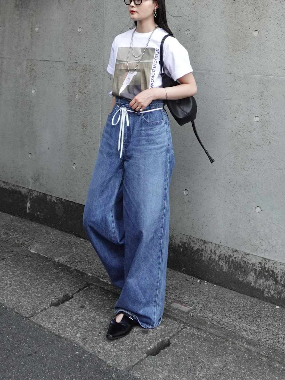 「夏コーデ、アウトドアスタイル、白Tシャツ、Tシャツ、デニム、ショルダーバッグ、サングラス、メガネ女子、大人カジュアル、シンプルコーデ、休日スタイル、お出かけコーデ、ロゴT、フェススタイル、プチプラ」｜「NOGLEの【NOGLE/ノグル】ヴィンテージフォトプリントTEE（Tシャツ/カットソー、ホワイト系）」を使った、pearn0さん（レディース・160cm）の夏コーディネートの2枚目の写真
