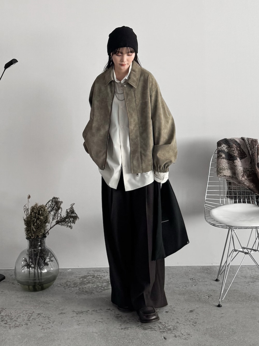 ブラウン系のスラックス、ホワイト系のシャツ/ブラウス、グレー系のブルゾンを着用したレディースの秋コーディネートの2枚目の写真