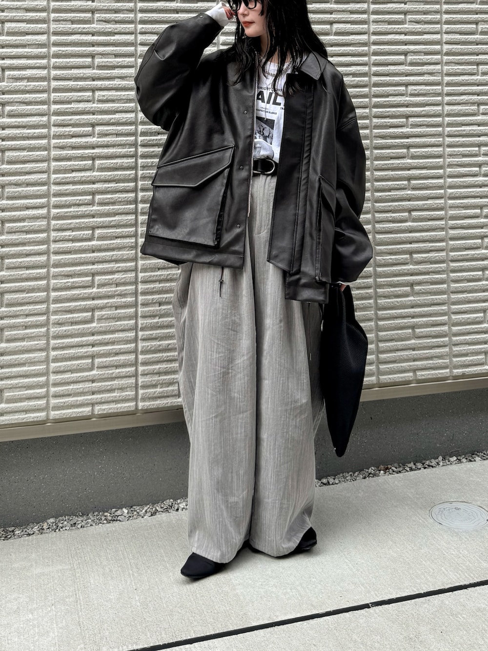 「秋っぽコーデ更新中、秋コーデ、レイヤードスタイル、大人カジュアル、お出かけコーデ、休日スタイル、レザー、レザージャケット、ロゴT、ロンT、ワイドパンツ、トートバッグ、メガネ女子、ブラウン」｜「WYM LIDNMのARTIFICIAL GRAIN MILITARY BLOUSON（ブルゾン、ブラウン系）」を使った、pearn0さん（レディース・160cm）の秋コーディネートの3枚目の写真