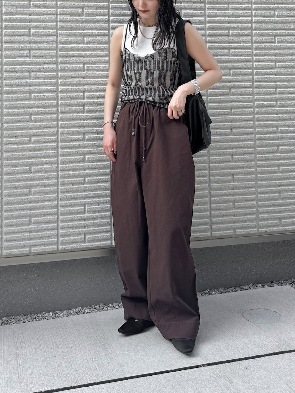 「レイヤードスタイル、夏コーデ、アツいコーデ全部見せ、お出かけコーデ、休日スタイル、キャミソール、ノースリーブ、チノパン、ワイドパンツ、ショルダーバッグ、シンプルコーデ」｜「AmeriのMANY WAY JACQUARD SHORT KNIT TOP（ニット/セーター、ブラック系）」を使った、pearn0さん（レディース・160cm）の夏コーディネートの2枚目の写真