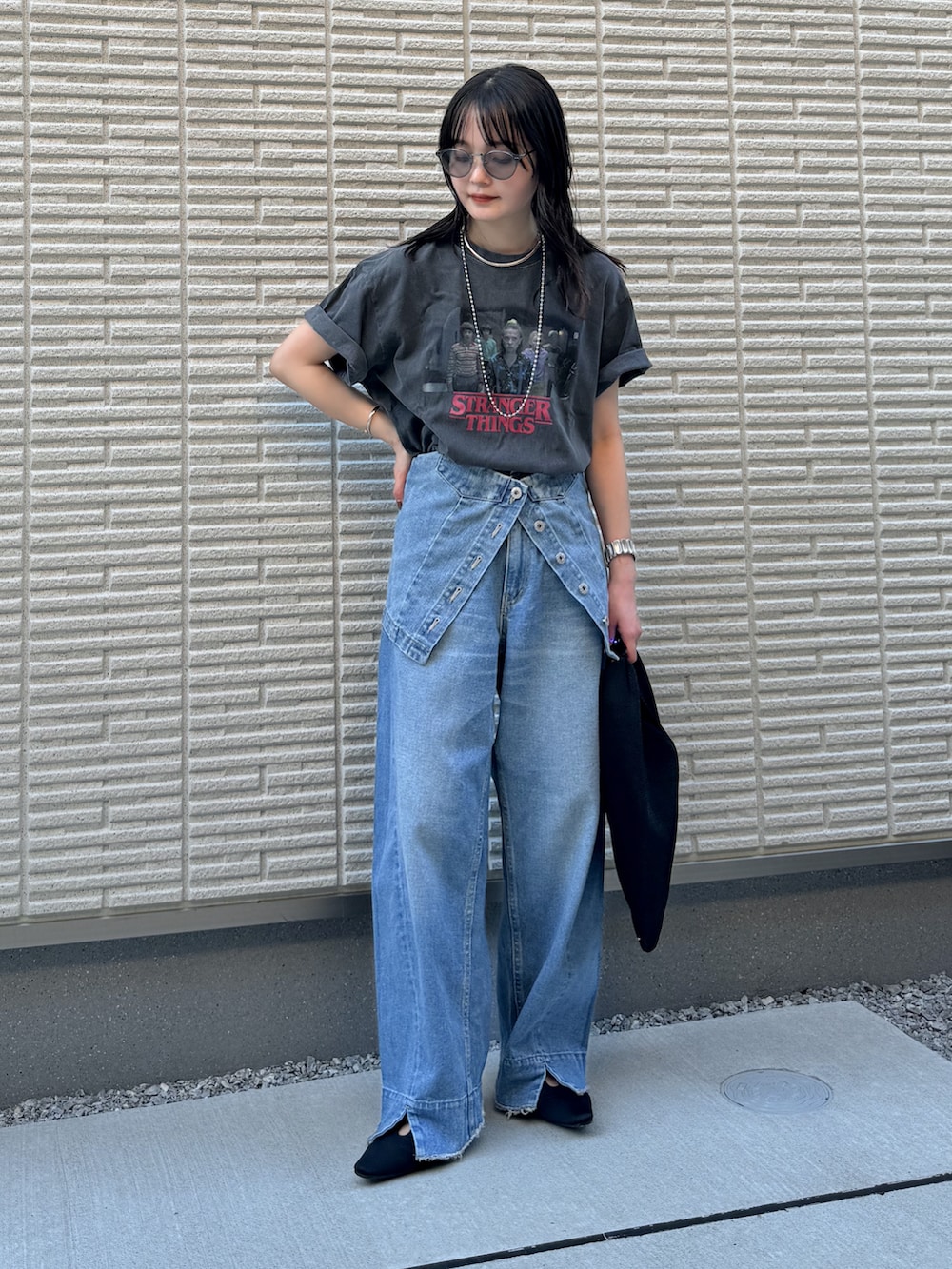 「休日スタイル、夏コーデ、レイヤードスタイル、カジュアル、Tシャツ、夏だ！Tシャツ着よう！、ロゴT、デニム、デニムパンツ、トートバッグ、サングラス、メガネ女子、韓国ファッション」｜「FREAK'S STOREのStranger Things/ストレンジャーシングス　未知の世界 Stranger Things Photo Short Sleeve T-shirt/ ストレンジャーシングス フォトTシャツ（Tシャツ/カットソー、グレー系）」を使った、pearn0さん（レディース・160cm）の夏コーディネートの3枚目の写真