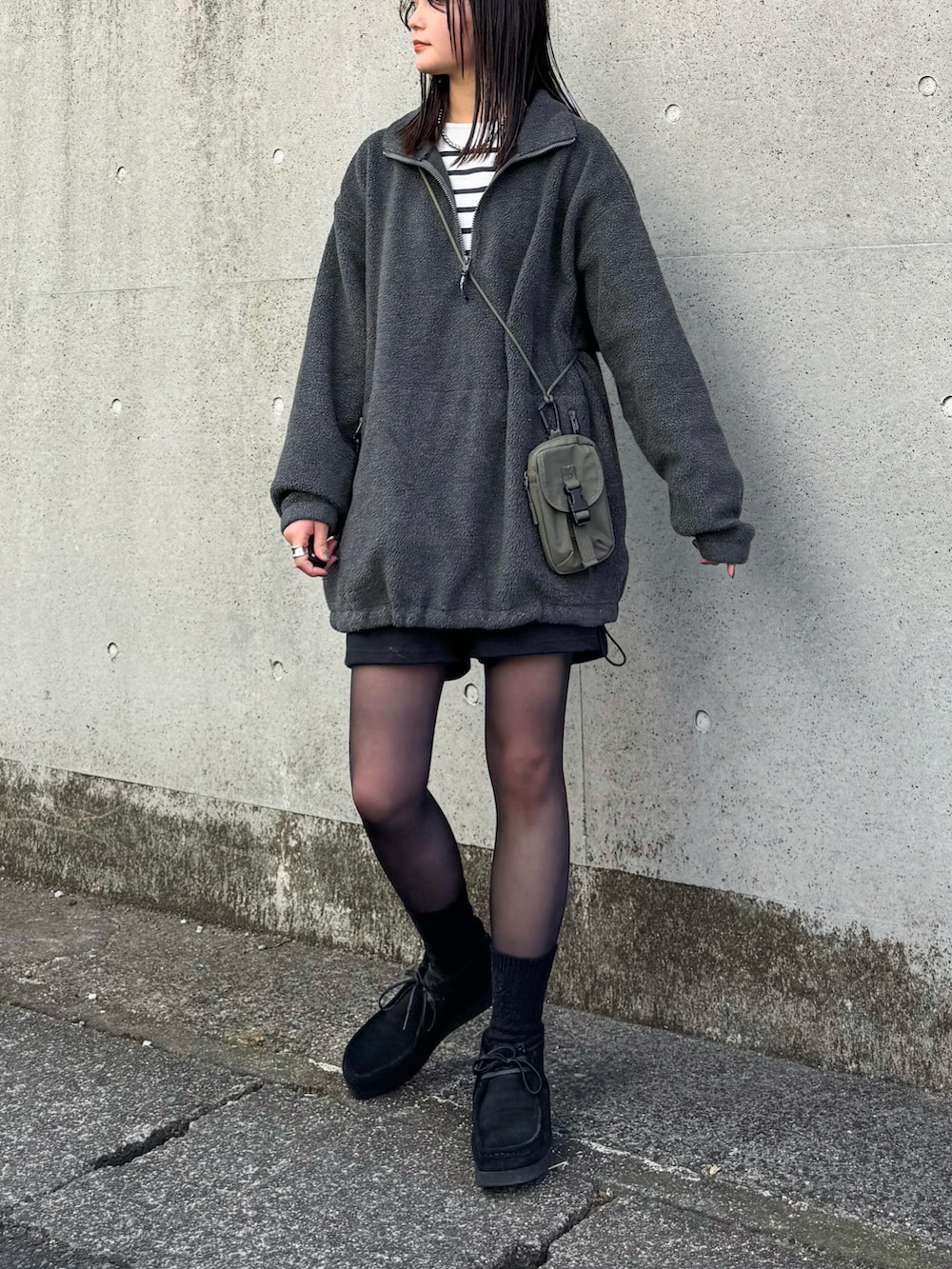 グレー系のスウェット、ブルー系のTシャツ/カットソー、ブラック系のその他パンツを着用したレディースの冬コーディネートの2枚目の写真