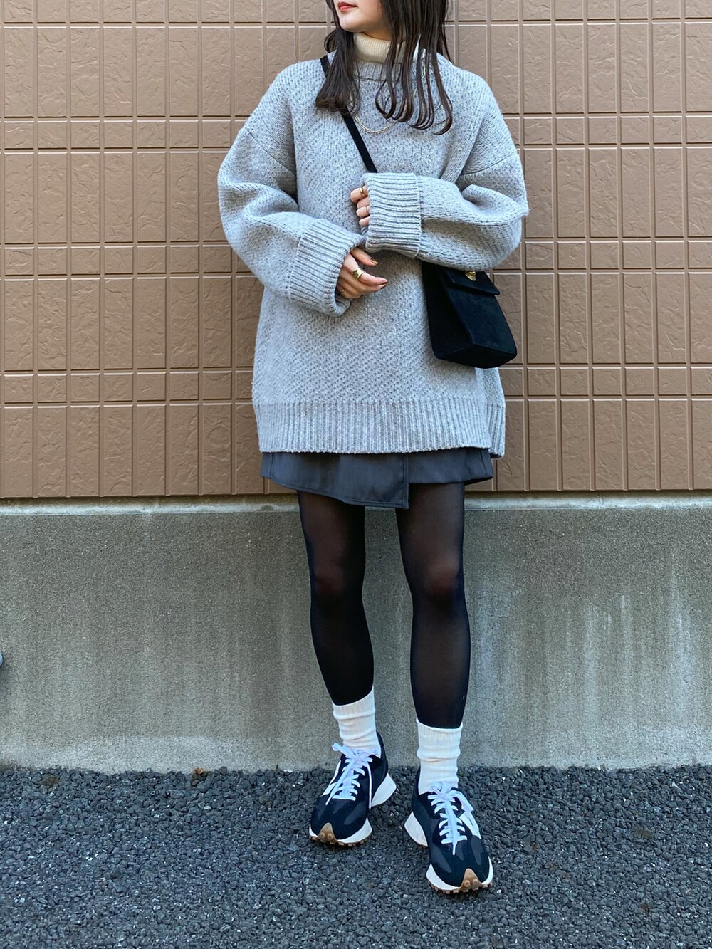 「休日スタイル、レイヤードスタイル、シンプルコーデ、ワントーンコーデ、グレー、ビッグシルエット、タートルネック、ハーフパンツ、ショートパンツ、ショルダーバッグ、スニーカー、New Balance、厚底シューズ、大人カジュアル、きれいめカジュアル」｜「WILLFULLYのnew jacquard big silhouette knit（ニット/セーター、グレー系）」を使った、pearn0さん（レディース・160cm）の冬コーディネートの2枚目の写真