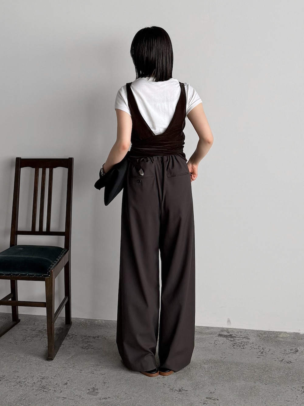 ホワイト系のTシャツ/カットソー、ブラウン系のその他トップス、ブラウン系のスラックスを着用したレディースの夏コーディネートの2枚目の写真