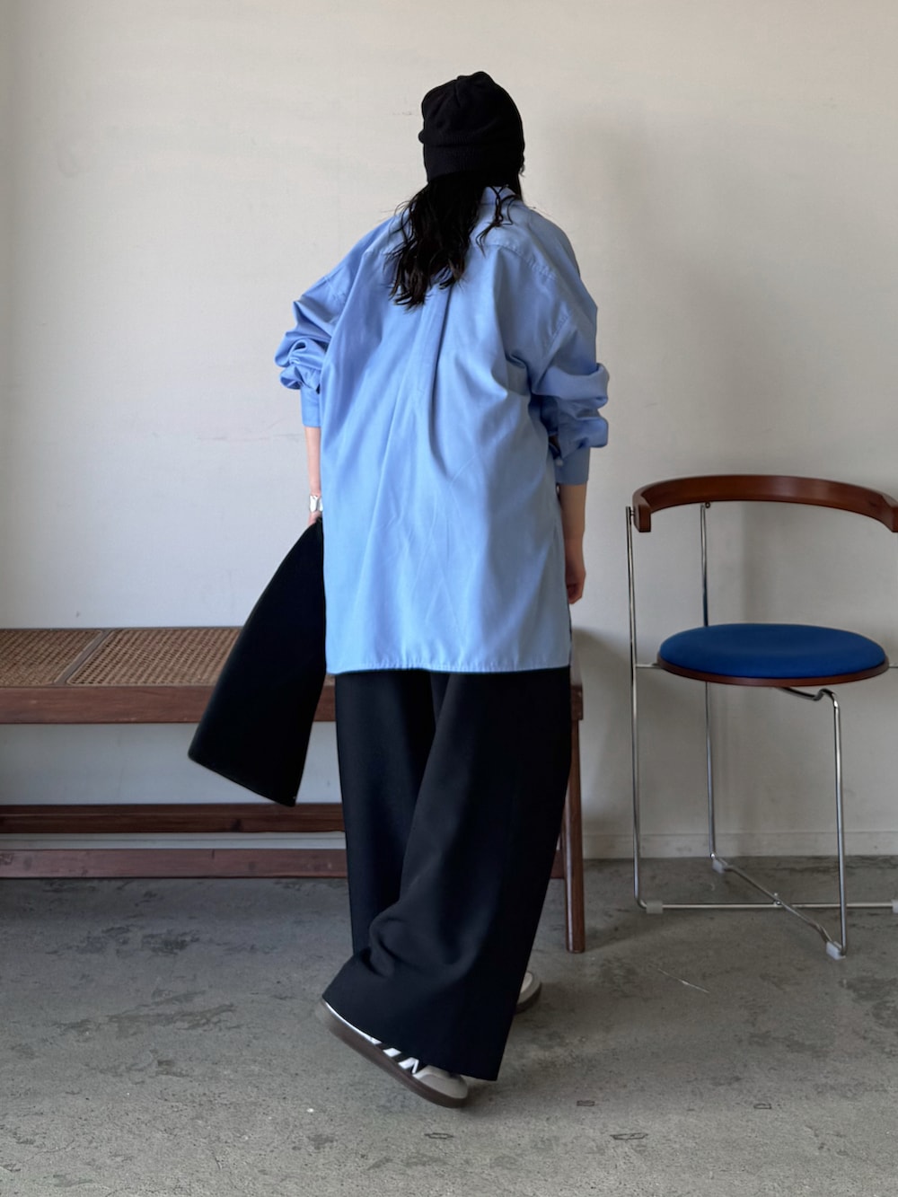 ブルー系のシャツ/ブラウス、ブラック系のキャミソール、ブラック系のスラックスを着用したレディースの春コーディネートの2枚目の写真