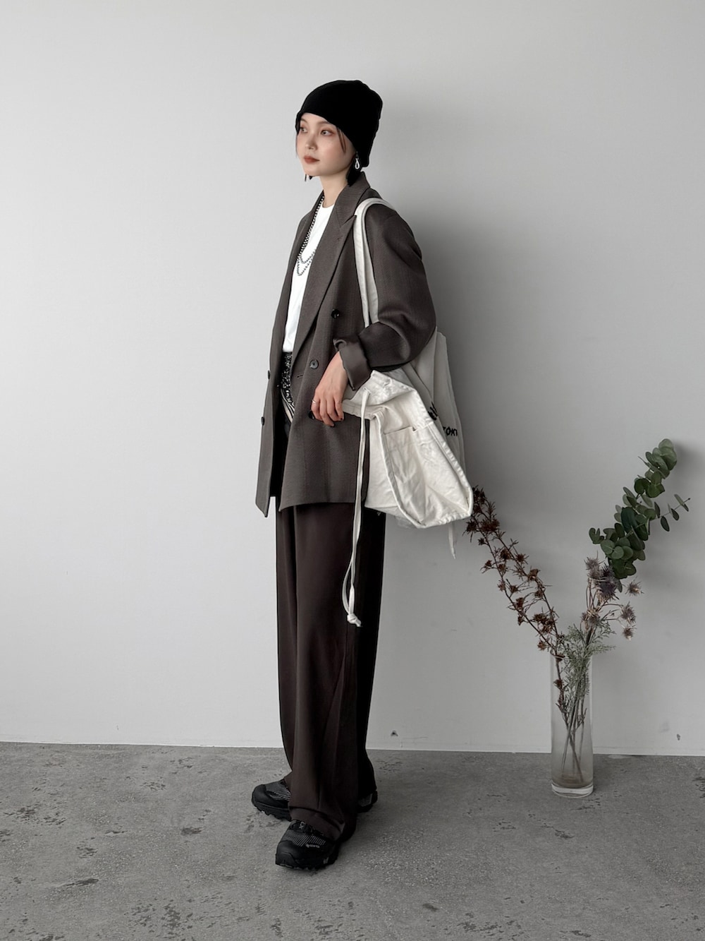 ブラウン系のその他パンツ、ホワイト系のTシャツ/カットソー、ブラウン系のテーラードジャケットを着用したレディースの秋コーディネートの2枚目の写真