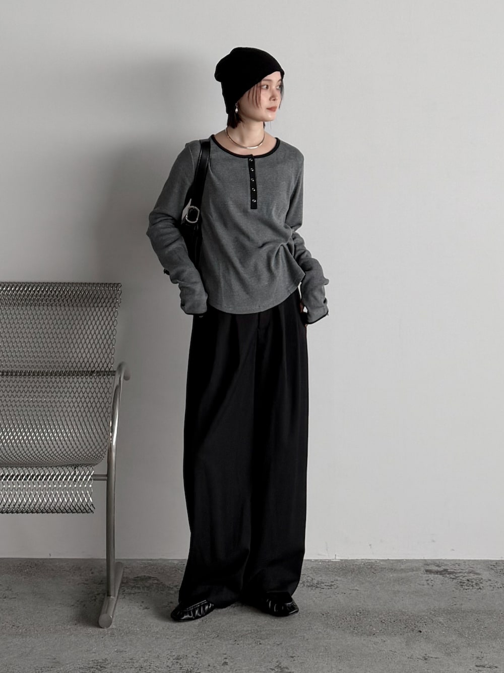 ブラック系のローファー、グレー系のTシャツ/カットソー、ブラック系のスラックスを着用したレディースの秋コーディネートの2枚目の写真