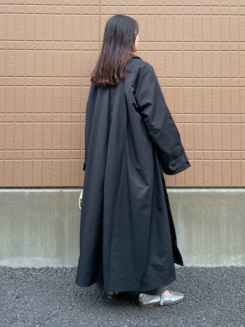 「休日スタイル、レイヤードスタイル、大人カジュアル、きれいめカジュアル、トレンチコート、ロングコート、ロゴスウェット、ビッグシルエット、ハンドバッグ、メタリック、スクエアトゥ、シンプルコーデ、ワントーンコーデ、プチプラ」｜「ECRIREの【るうコラボ】ツイルステンカラーコート（ステンカラーコート、ブラック系）」を使った、pearn0さん（レディース・160cm）の冬コーディネートの3枚目の写真