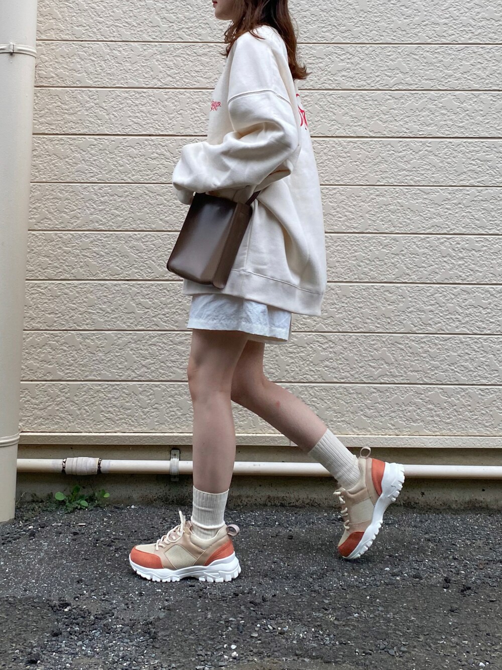 「休日スタイル、アウトドアスタイル、白パンツ、スニーカー、ダッドスニーカー、厚底シューズ、厚底スニーカー、ワントーンコーデ、スウェット、ロゴスウェット、ハーフパンツ、ショルダーバッグ、スクエアバッグ」｜「noyauのカラーコンビダッドスニーカー（スニーカー、ベージュ系）」を使った、pearn0さん（レディース・160cm）の秋コーディネートの3枚目の写真