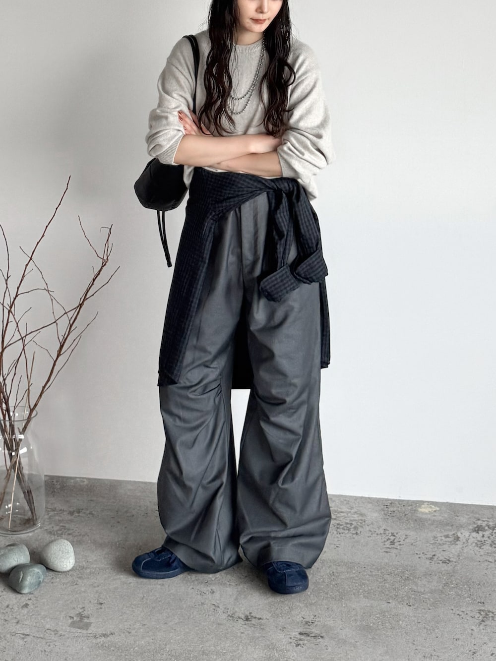 ブルー系のスニーカー、ブルー系のシャツ/ブラウス、グレー系のスラックスを着用したレディースの秋コーディネートの2枚目の写真