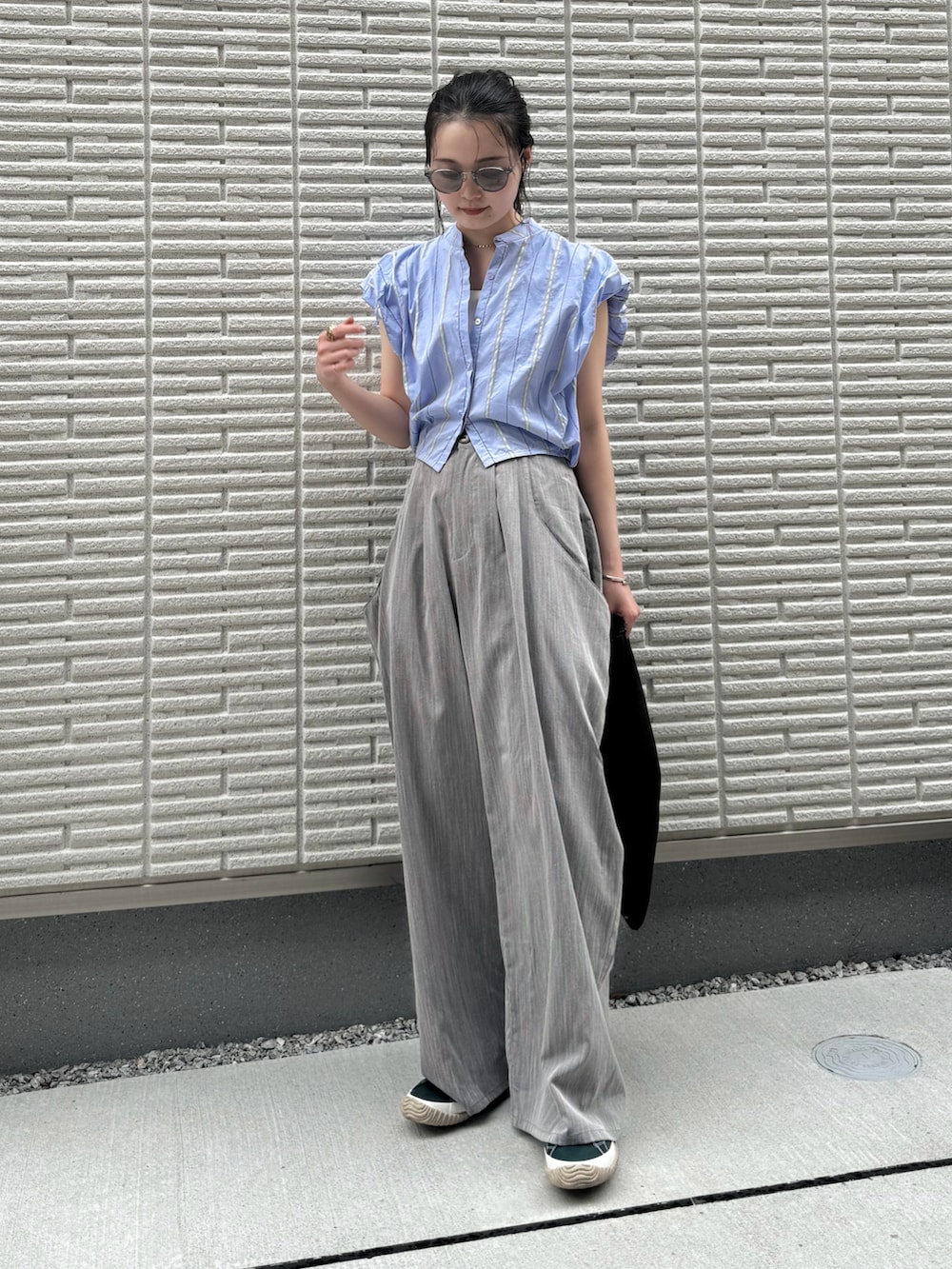 「お出かけコーデ、アツいコーデ全部見せ、夏コーデ、休日スタイル、シンプルコーデ、シャツスタイル、ノースリーブ、スラックス、ワイドパンツ、トートバッグ、スニーカー、メガネ女子、サングラス」｜「TODAYFULのパフショルダーコンパクトシャツ（シャツ/ブラウス、ブルー系）」を使った、pearn0さん（レディース・160cm）の夏コーディネートの3枚目の写真