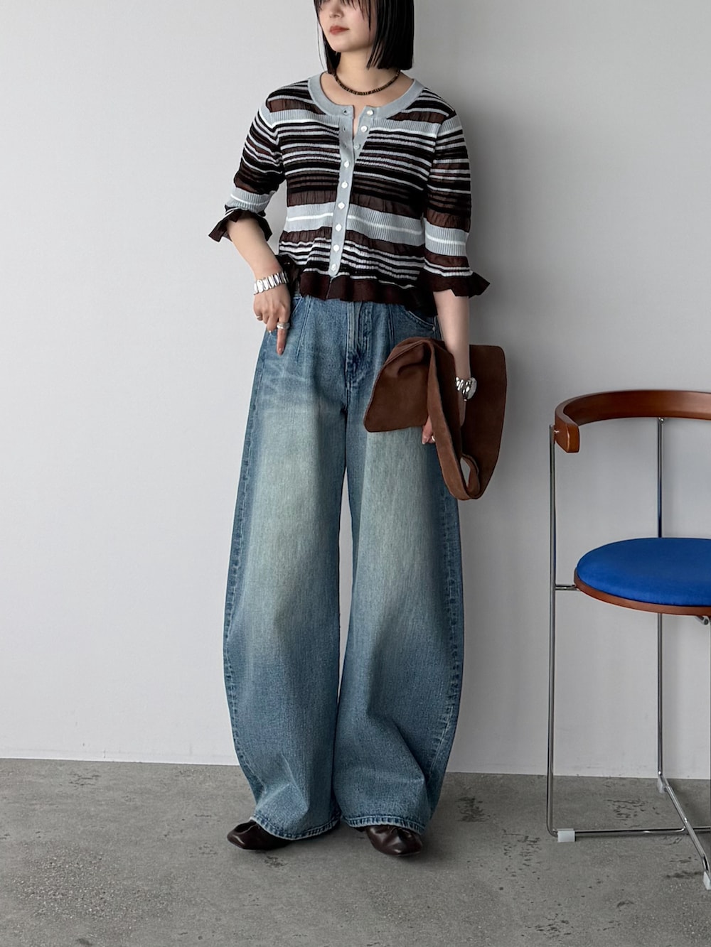 ブラウン系のその他シューズ、ブルー系のデニムパンツ、ブラウン系のトートバッグを着用したレディースの夏コーディネートの2枚目の写真