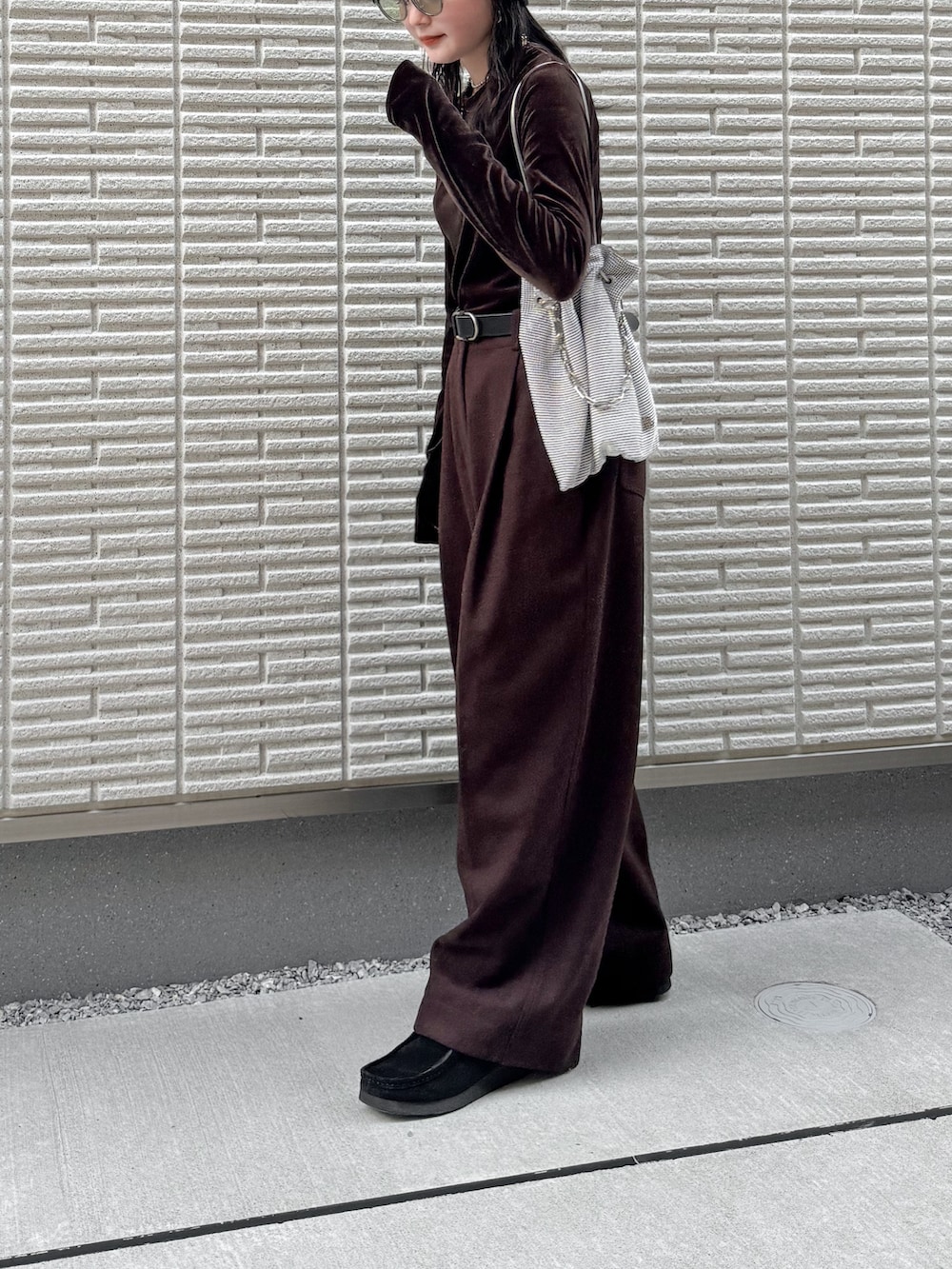 ブラウン系のTシャツ/カットソー、ブラウン系のその他パンツ、ブラック系のモカシン/デッキシューズを着用したレディースの秋コーディネートの3枚目の写真