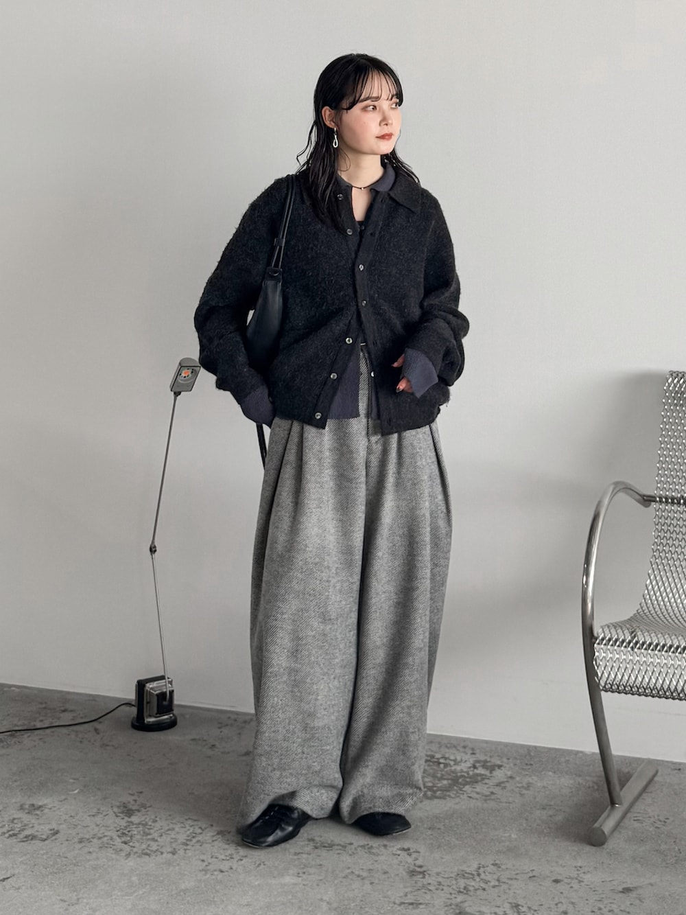 グレー系のニット/セーター、グレー系のニット/セーター、グレー系のスラックスを着用したレディースの冬コーディネートの2枚目の写真