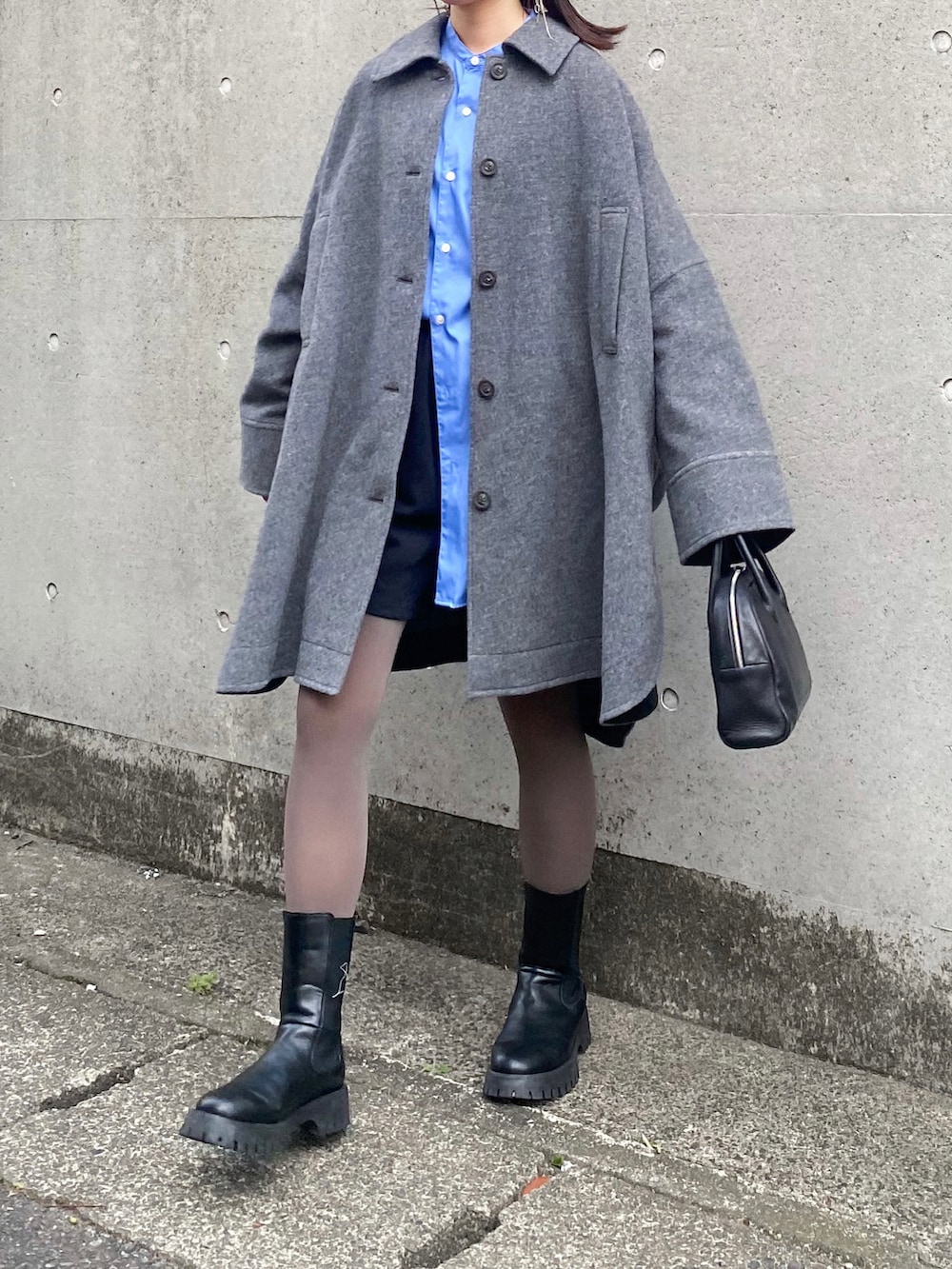 グレー系のその他アウター、ブルー系のシャツ/ブラウス、ブラック系のその他パンツを着用したレディースの秋コーディネートの2枚目の写真