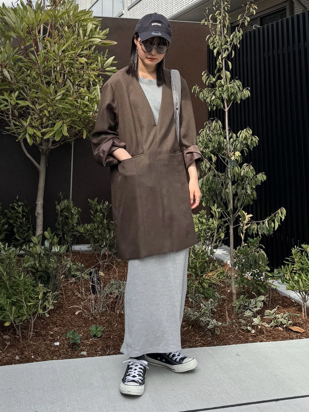 ブラウン系のワンピース、グレー系のワンピース、グレー系のハンドバッグを着用したレディースの冬コーディネートの3枚目の写真