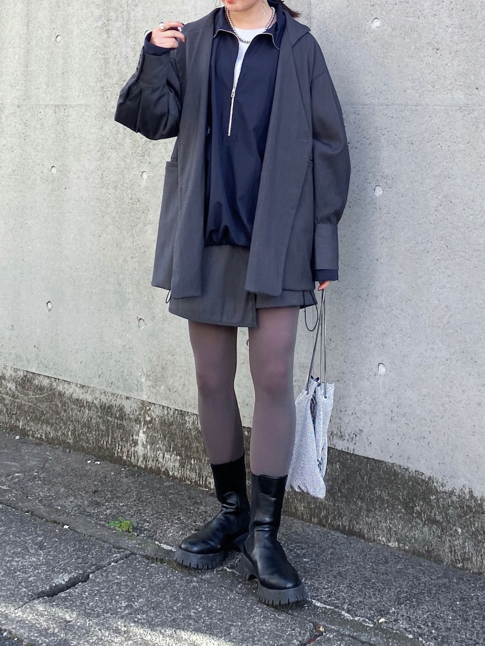 グレー系のテーラードジャケット、ブルー系のシャツ/ブラウス、グレー系のその他パンツを着用したレディースの秋コーディネートの3枚目の写真