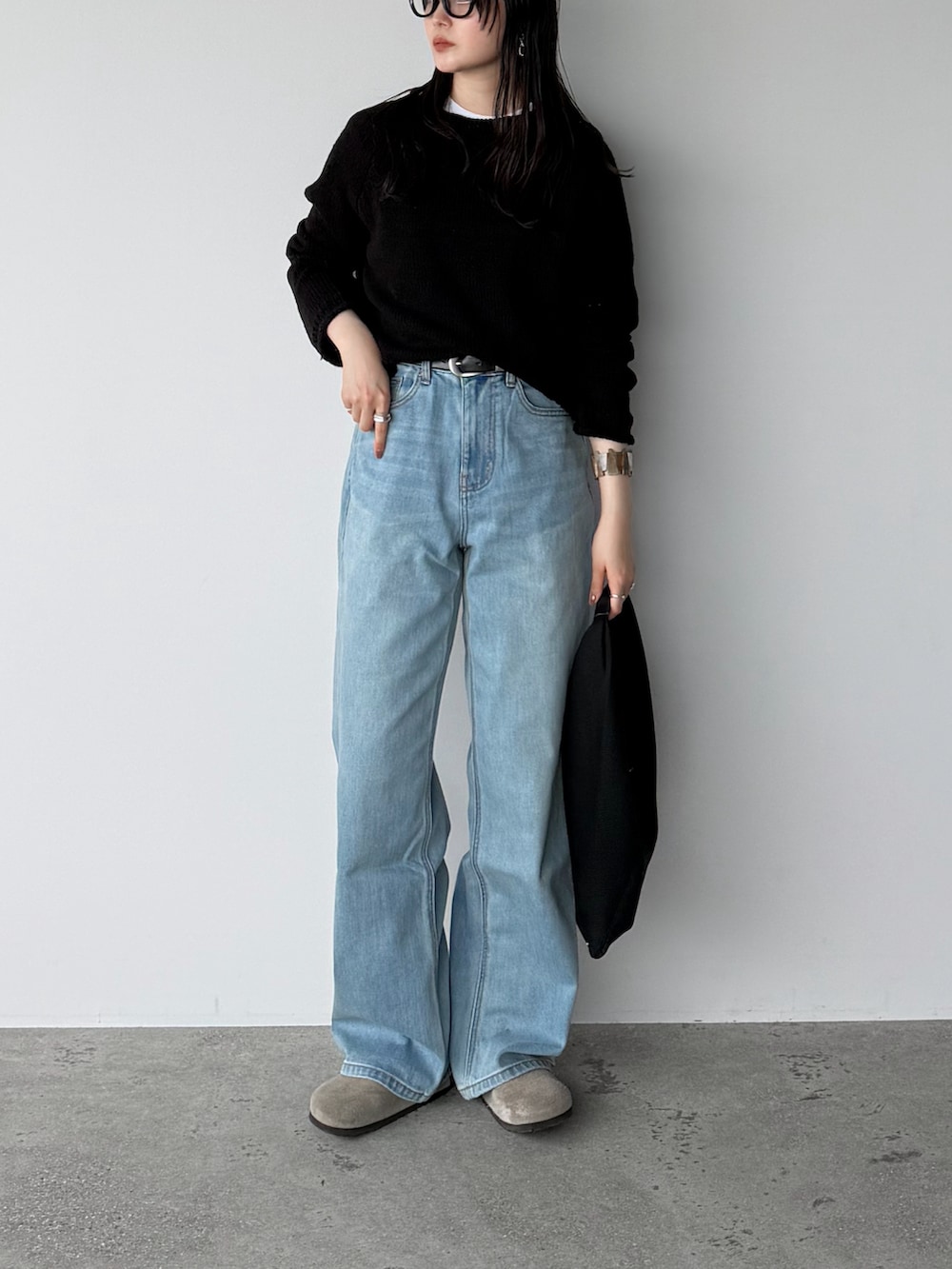 その他のデニムパンツ、その他のTシャツ/カットソーを着用したレディースの春コーディネートの2枚目の写真