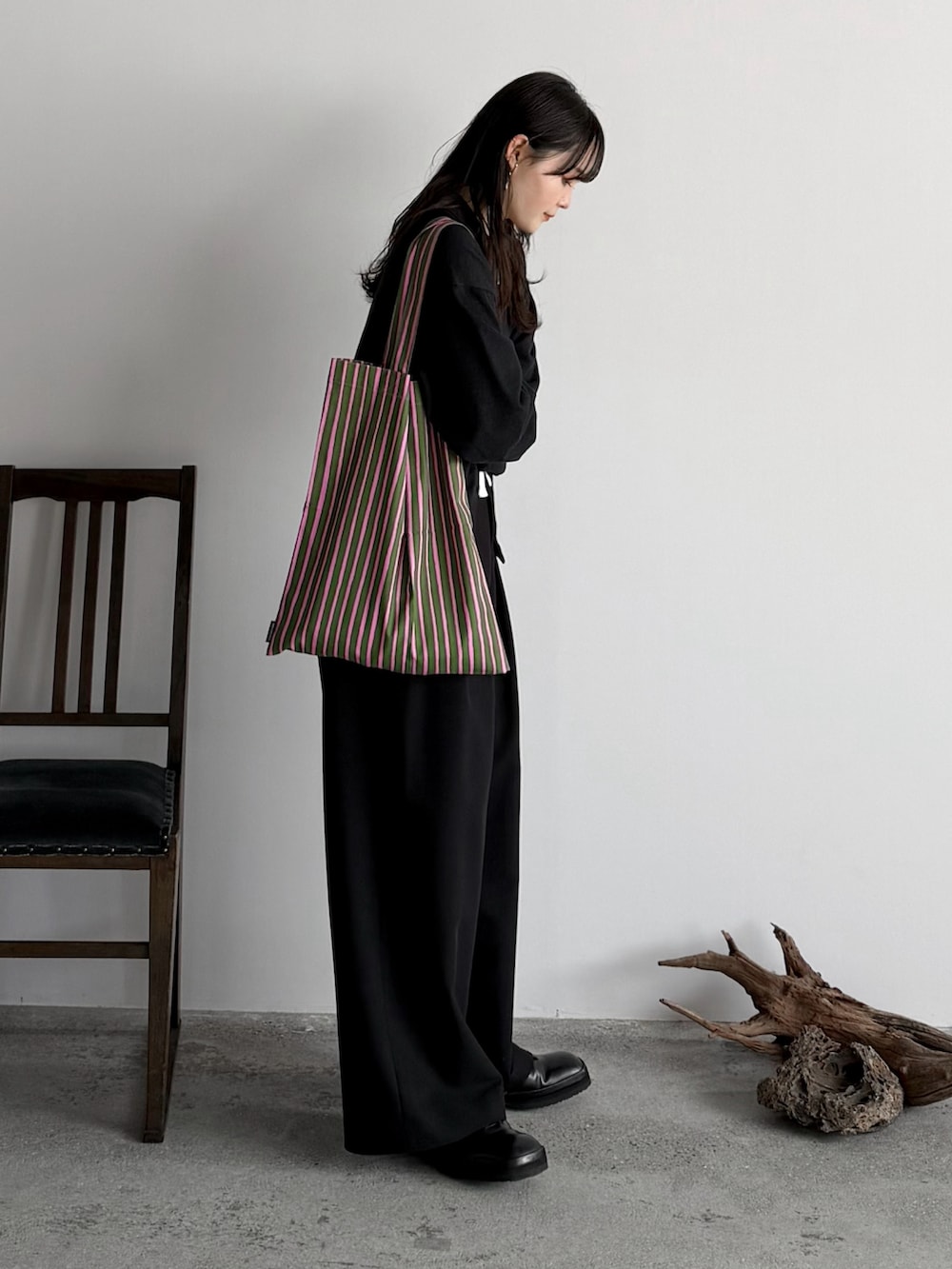 グレー系のカーディガン/ボレロ、ホワイト系のカーディガン/ボレロ、ブラック系のスラックスを着用したレディースの春コーディネートの2枚目の写真