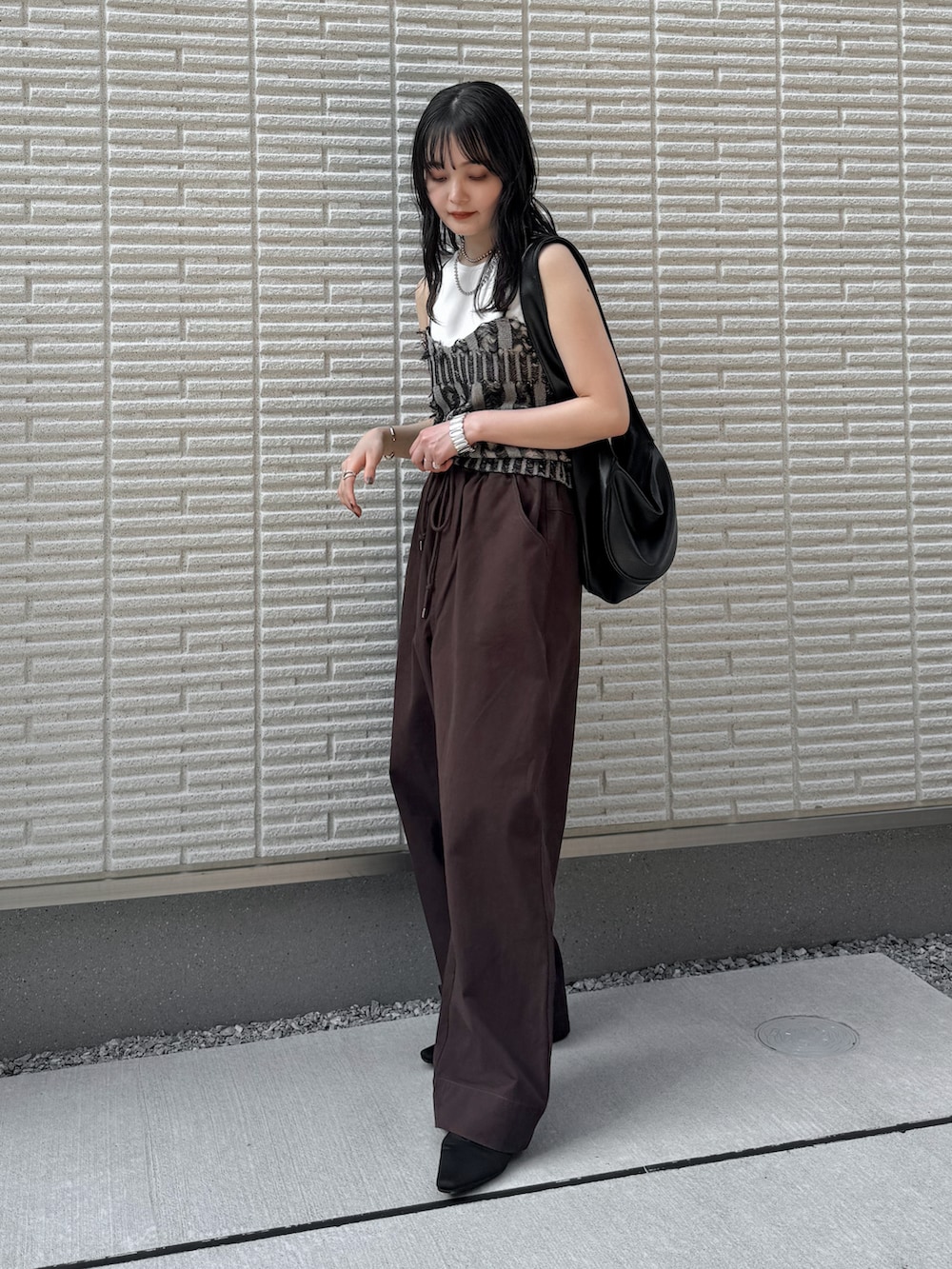 「レイヤードスタイル、夏コーデ、アツいコーデ全部見せ、お出かけコーデ、休日スタイル、キャミソール、ノースリーブ、チノパン、ワイドパンツ、ショルダーバッグ、シンプルコーデ」｜「AmeriのMANY WAY JACQUARD SHORT KNIT TOP（ニット/セーター、ブラック系）」を使った、pearn0さん（レディース・160cm）の夏コーディネートの3枚目の写真